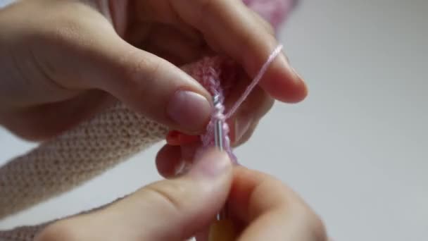 Γυναικεία χέρια ενώ η κούκλα φτιάχνει - Πλάνα, βίντεο