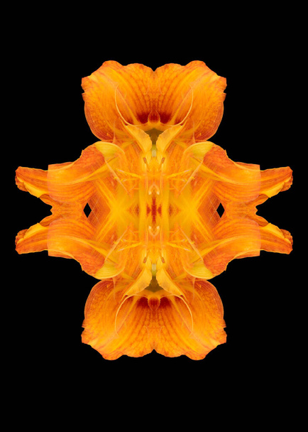 Желтый оранжевый орнаментальный крест из макросов дневных лилий на черном
 - Фото, изображение