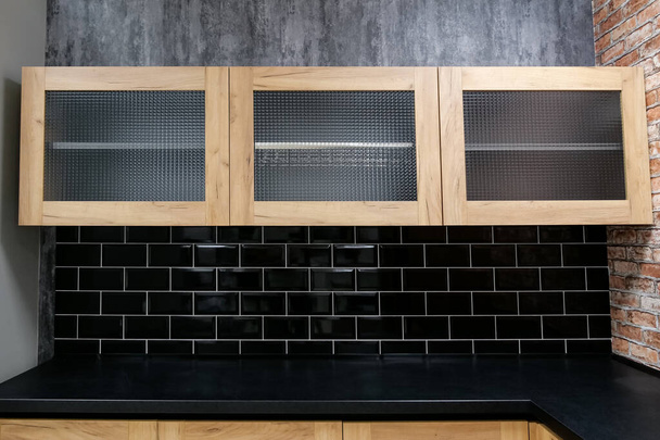 透明なフロントパネルと木製の境界線を持つ食器棚 - 写真・画像