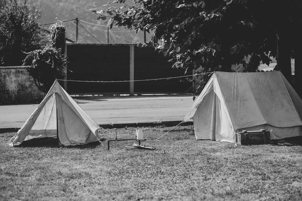 Fermeture de deux tentes
 - Photo, image