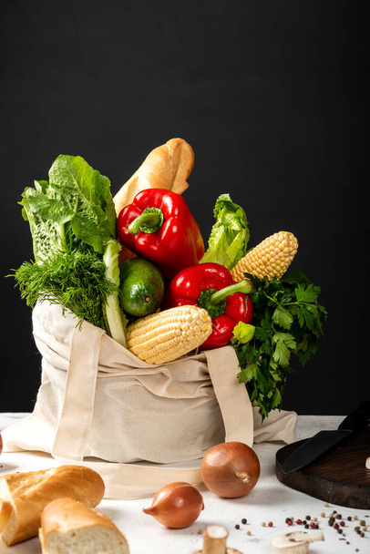 Zero Waste Purchase Konzept. Baumwolltasche mit frischen Lebensmitteln auf einem Tisch. gesunde vegetarische Ernährung. - Foto, Bild