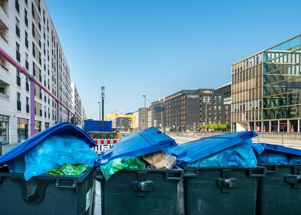 poubelles pleines debout sur le côté d'un quartier résidentiel à Frankfurt am main
 - Photo, image