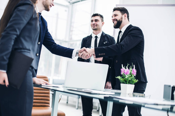 handshake of the Manager and the client prior to conclusion of contract in a modern office - Fotoğraf, Görsel