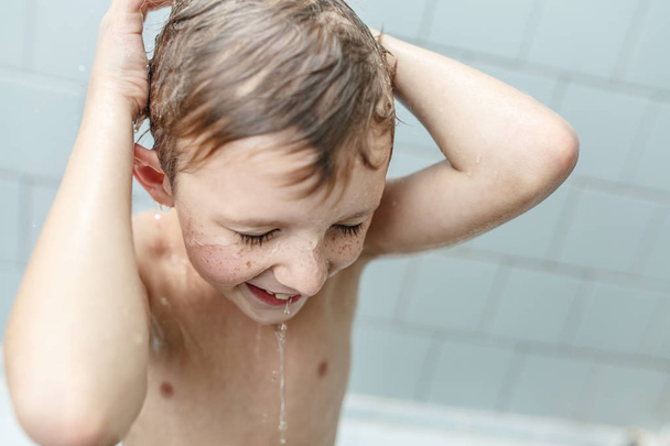 little boy washes in the shower - Фото, зображення