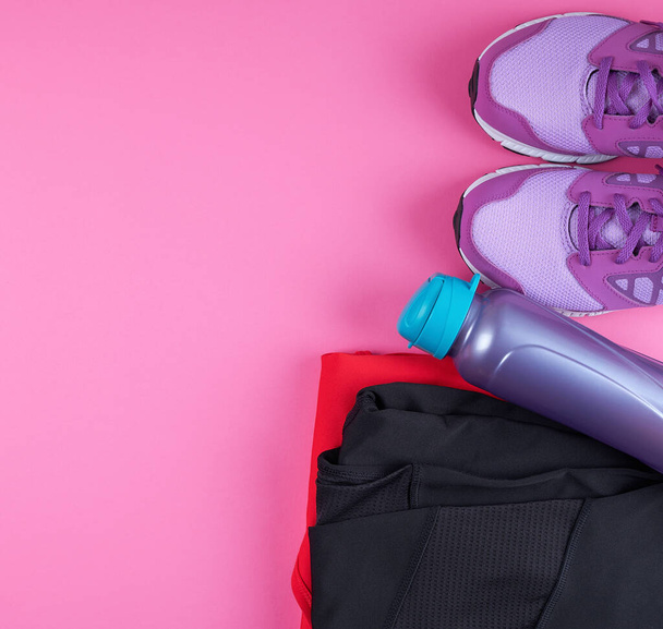 rózsaszín női tornacipő, üveg víz, ruhák sport egy  - Fotó, kép