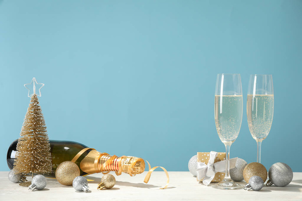 Baubles, champagneglazen en fles tegen blauwe achtergrond, s - Foto, afbeelding
