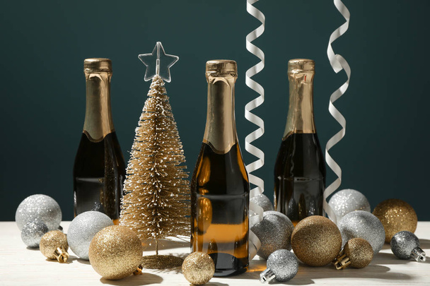 Bombki i szampan mini butelki na białym drewnianym stole, blisko  - Zdjęcie, obraz