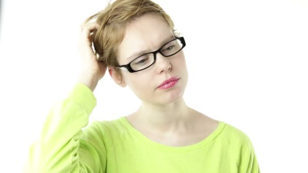 Chica en gafas pensando
 - Metraje, vídeo