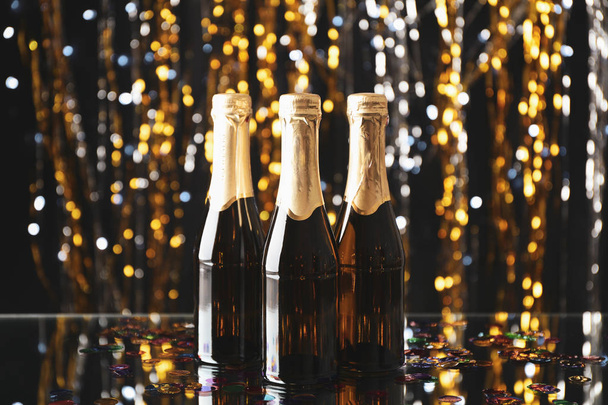 Bulanık arka planda mini şampanya şişeleri, mesaj için yer - Fotoğraf, Görsel