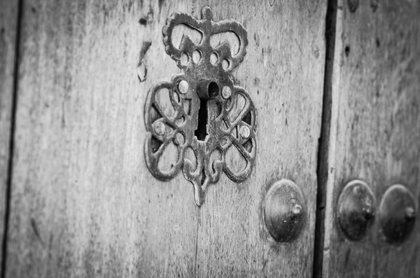vanhat ovet lähikuva - nupit, design-elementtejä, arkkitehtuuri antiikin ovien kaduilla Espanjan kaupungeissa
 - Valokuva, kuva