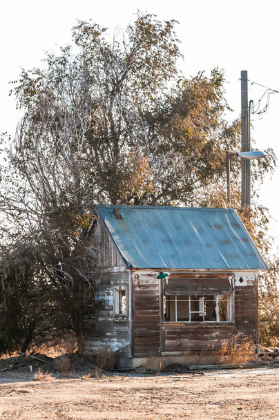 heruntergekommene Hütte eines ehemaligen Schuppenhauses unter einem Winterbaum - Foto, Bild