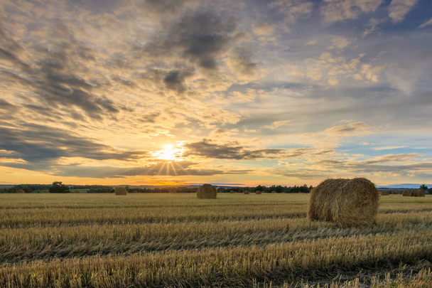 Haystacks на поле в осенний сезон
. - Фото, изображение