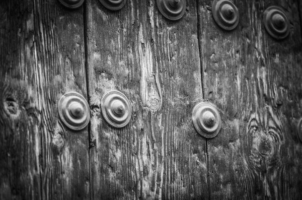 old doors close up view - knobs, design elements, architecture of the ancient doors within the streets of the spanish cities - Φωτογραφία, εικόνα