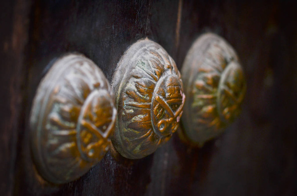 old doors close up view - knobs, design elements, architecture of the ancient doors within the streets of the spanish cities - Zdjęcie, obraz