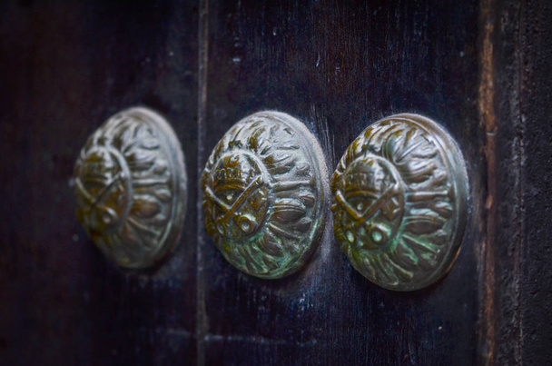 puertas antiguas vista de cerca - perillas, elementos de diseño, arquitectura de las puertas antiguas dentro de las calles de las ciudades españolas
 - Foto, imagen