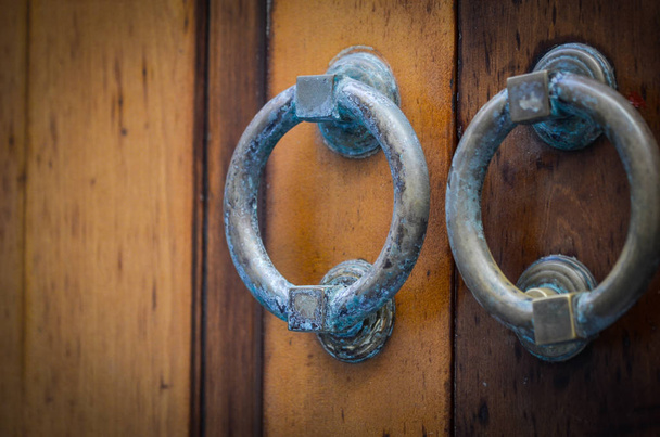 portas antigas fechar vista - botões, elementos de design, arquitetura das portas antigas dentro das ruas das cidades espanholas
 - Foto, Imagem