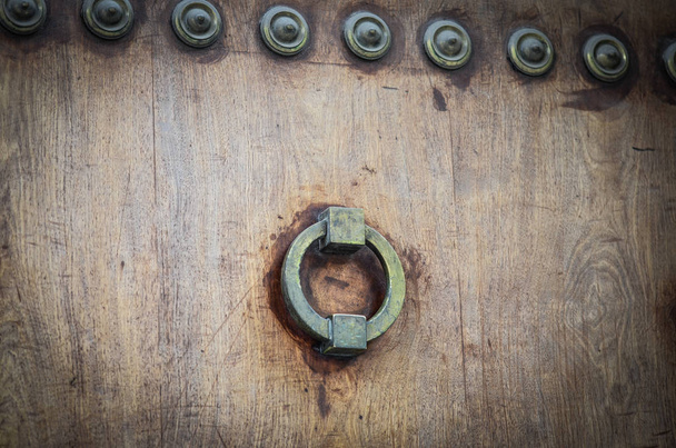portas antigas fechar vista - botões, elementos de design, arquitetura das portas antigas dentro das ruas das cidades espanholas
 - Foto, Imagem