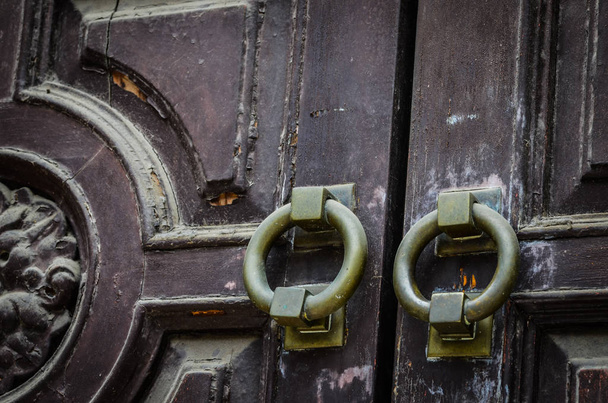 vieilles portes vue rapprochée - boutons, éléments de design, architecture des anciennes portes dans les rues des villes espagnoles
 - Photo, image