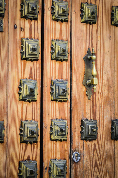 puertas antiguas vista de cerca - perillas, elementos de diseño, arquitectura de las puertas antiguas dentro de las calles de las ciudades españolas
 - Foto, imagen