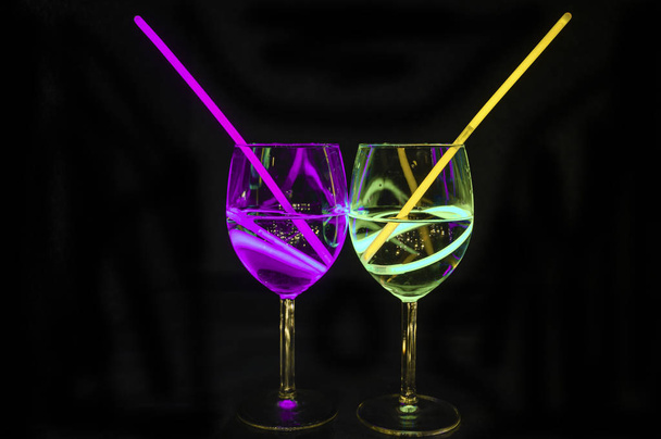 Verse transparante alcoholhoudende dranken in wijnglas met donkere ba - Foto, afbeelding