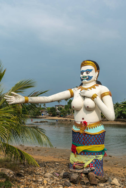Statua donna al tempio Wat Phra Yai, Isola di Ko Samui, Thailandia
. - Foto, immagini
