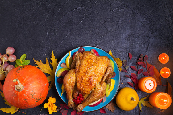 Paistettua kanaa tai kalkkunaa hedelmillä, kurpitsoilla ja marjoilla. Syksyn koristeet pöydällä. Kiitospäivän ruokatausta, tasainen pano. Tilaa tekstille, kopioi tilaa
 - Valokuva, kuva