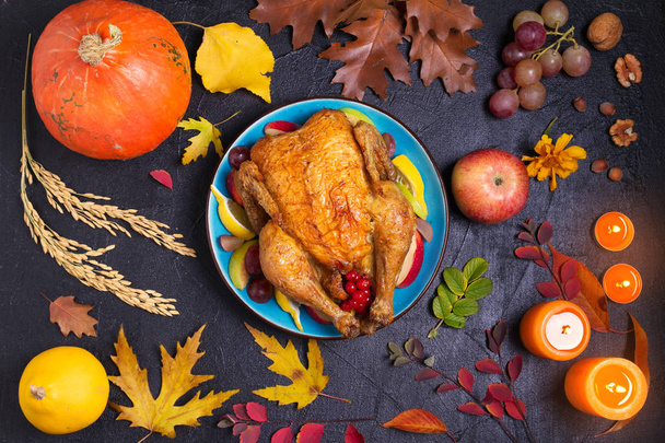 Pollo asado o pavo con frutas, calabazas y bayas. Decoraciones de otoño en la mesa. Fondo de comida de Acción de Gracias, acostado plano
 - Foto, Imagen