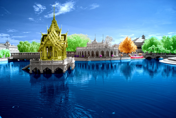 反射が付いている寺院の赤外線写真 - 写真・画像