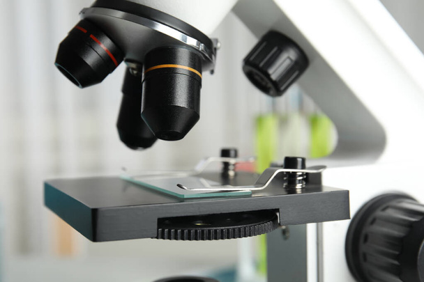 Nowoczesny mikroskop z różnymi soczewkami w laboratorium, zbliżenie. Sprzęt medyczny - Zdjęcie, obraz