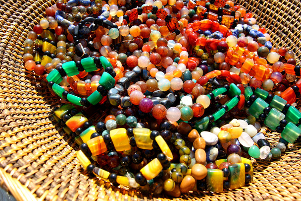 Цветные бусины в плетеной корзине
 - Фото, изображение