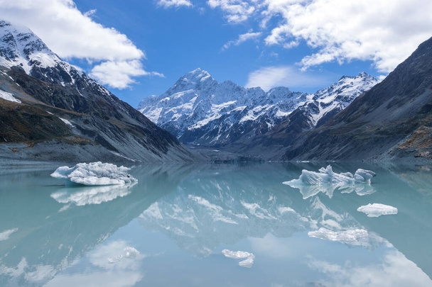 Mount Cook above glacial lake Hooker, Southern Alps,  New Zealand - 写真・画像