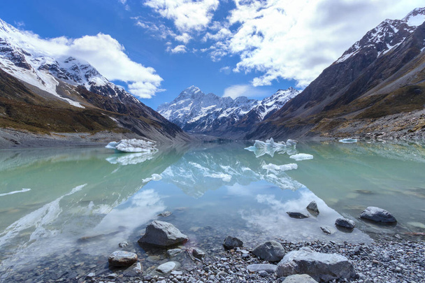 トルコ石の氷河湖フッカー、ニュージーランドのマウントクック反射 - 写真・画像