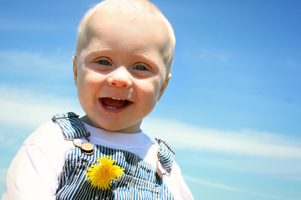 Hymyilevä vauva ulkopuolella
 - Valokuva, kuva