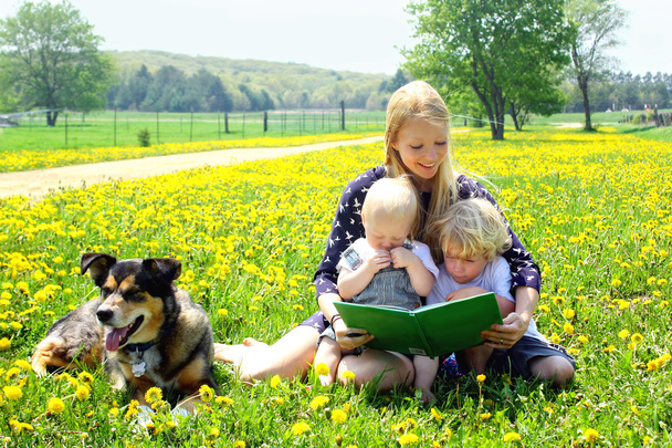 Мать читает книги детям за границей
 - Фото, изображение