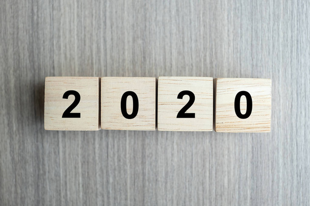 2020 nieuwjaar houten blokjes op tafel achtergrond met kopieerruimte f - Foto, afbeelding