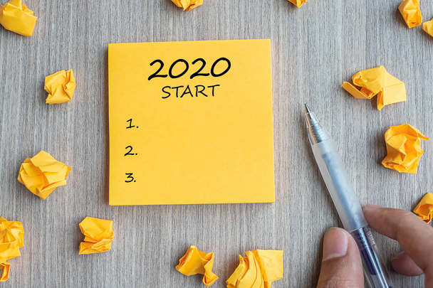 2020 Mot de début sur note jaune avec stylo Businessman et
  - Photo, image