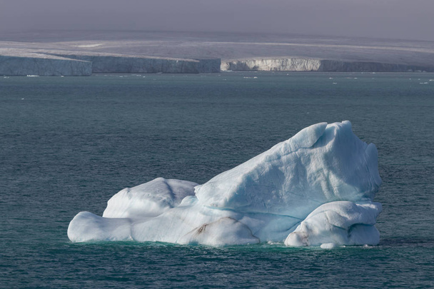 フィポッツ島、クイーンハーバー、デヴォン島、ヌナヴート、カナダ北部に浮かぶ氷山. - 写真・画像