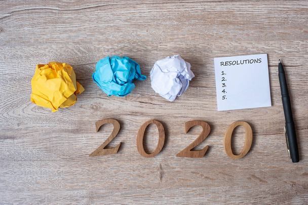 2020 RÉSOLUTION DU Nouvel An mot sur note jaune avec stylo et crumbl
 - Photo, image