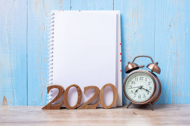 2020 Šťastný nový rok s prázdným notebookem, retro budíkem a  - Fotografie, Obrázek