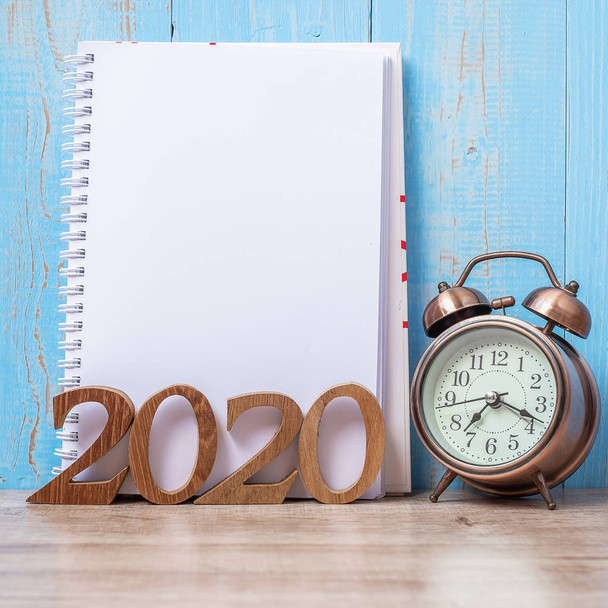 2020 Καλή Χρονιά με κενό σημειωματάριο, ρετρό ξυπνητήρι και  - Φωτογραφία, εικόνα