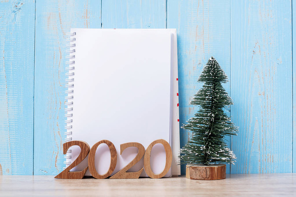 2020 Nový rok s prázdným notebookem a dřevěným číslem. časový nepřítel a  - Fotografie, Obrázek