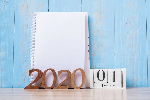 2020 Ευτυχισμένο το Νέο Έτος με κενό σημειωματάριο και ξύλινο αριθμό. χρόνος  - Φωτογραφία, εικόνα