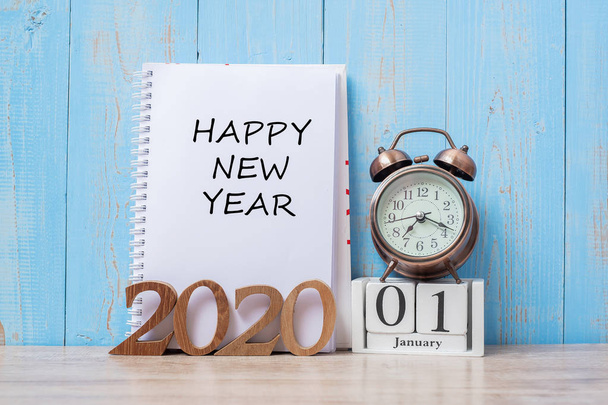 2020 Καλή Χρονιά με notebook, ρετρό ξυπνητήρι και ξύλινα - Φωτογραφία, εικόνα