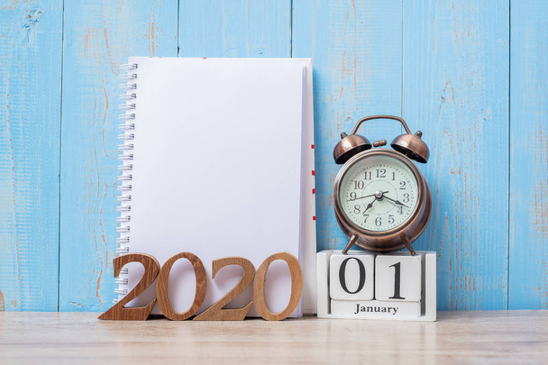 2020 Felice anno nuovo con notebook bianco, sveglia retrò e
  - Foto, immagini