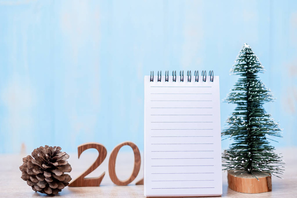 2020 Neujahr mit leerem Notizbuch und hölzerner Nummer. Zeit für eine  - Foto, Bild
