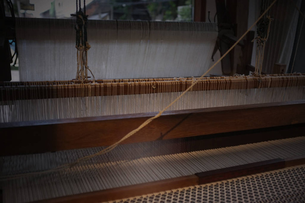 Dokumada kullanılan önemli araçlara dokuma tezgahı denir, geleneksel Tayland kumaşı dokuma konsepti - Fotoğraf, Görsel