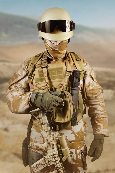 Солдат у формі, стоячи на пустельному тлі
. - Фото, зображення
