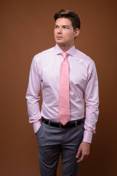 Studio záběr mladého pohledného podnikatele s růžovou košilí - Fotografie, Obrázek