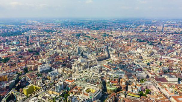 Milán, Itálie. Střechy vzdušného výhledu na město. Zataženo, letecký pohled  - Fotografie, Obrázek