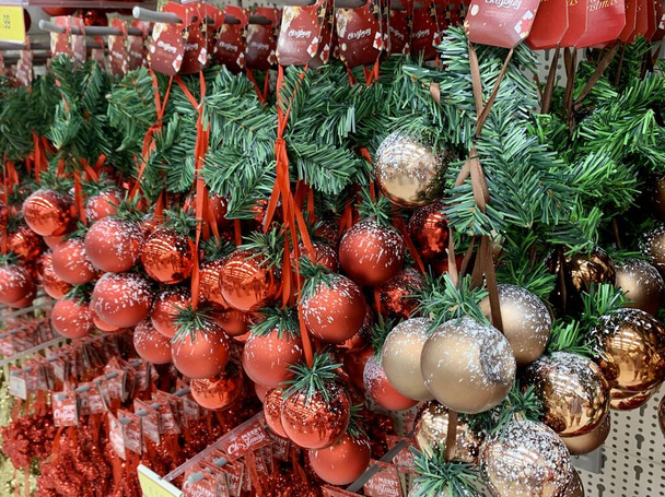 la decoración de Navidad de año nuevo en el centro comercial. bolas de colores
 - Foto, Imagen